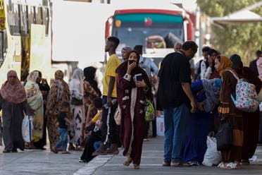 سودانيون يعبرون لمصر هرباً من القتال