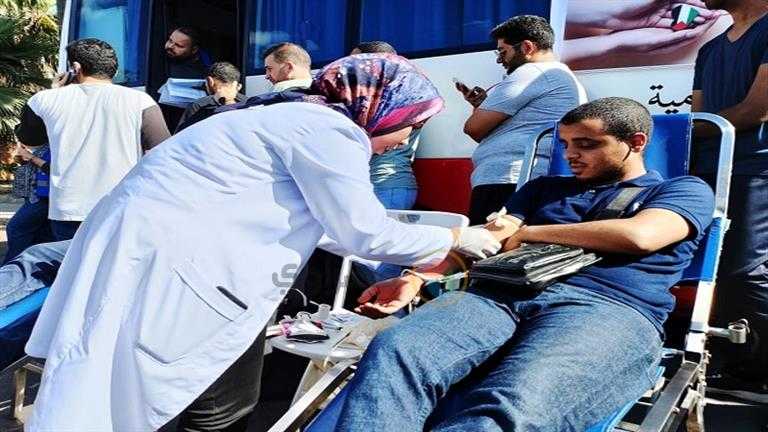 طوابير المصريين للتبرع بالدم  من أجل غزة 