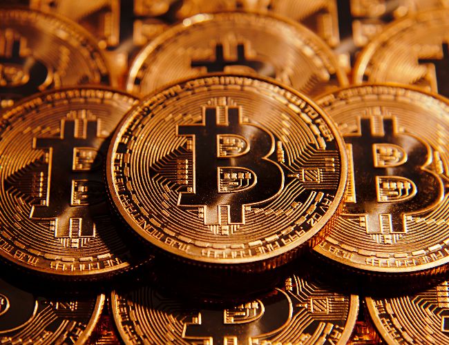 لماذا وصل سعر البيتكوين إلى 58 ألف دولار؟