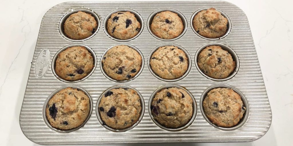 لقد سئمت من خيارات الإفطار المعتادة، لذلك أعددت فطائر التوت الأزرق من Ina Garten. أحب جميع أفراد الأسرة هذه الوصفة البسيطة.