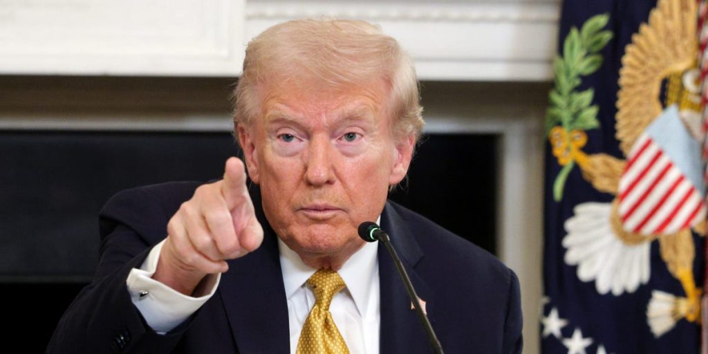 يقول ترامب إنه سيضيف رسومًا جمركية أخرى بنسبة 10٪ على كندا ردًا على إعلان ريغان