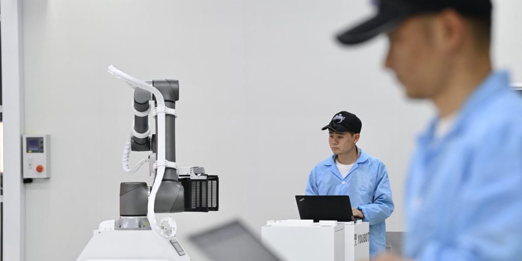 يقول أحد رواد الذكاء الاصطناعي إن شركات التكنولوجيا الكبرى التي تنفق تريليونات الدولارات على أنظمة الذكاء الفائق تلعب “الروليت الروسية” مع الإنسانية