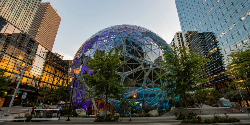 قامت أمازون بتسريح بعض الموظفين من خلال رسائل نصية في الصباح الباكر