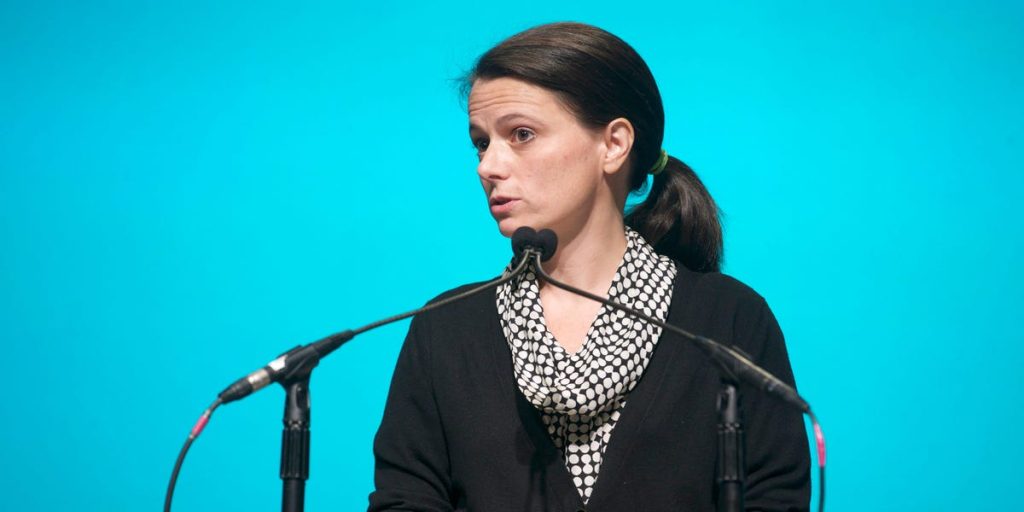 يسلط المدير المالي لشركة Microsoft الضوء على استثمارات البنية التحتية القياسية، وصفقة OpenAI في مذكرة داخلية