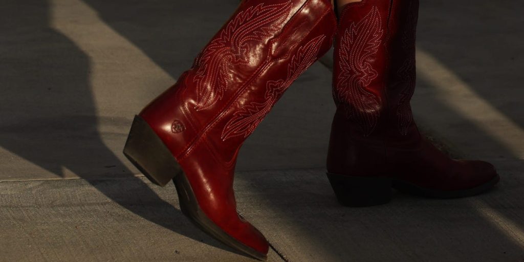 الملابس الغربية تتحدى تباطؤ البيع بالتجزئة