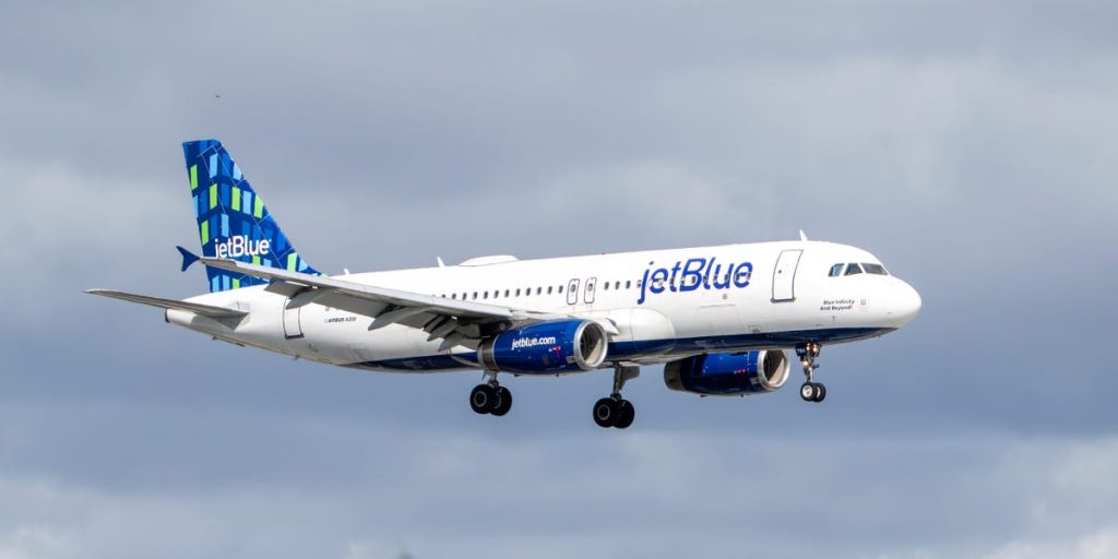 اضطرت طائرة تابعة لشركة JetBlue متجهة من كانكون إلى نيوارك إلى الهبوط اضطراريا في فلوريدا بعد هبوط مفاجئ في الارتفاع