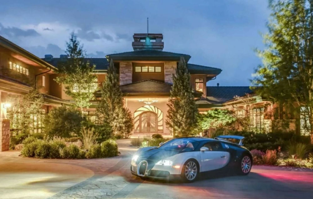 الرفاهية بنسختها الجديدة.. منازل مخصصة لهواة السيارات الفاخرة