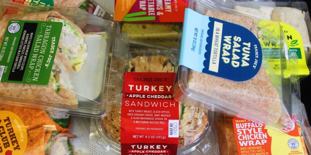 لقد قمت بتجربة 9 لفائف وشطائر من Trader Joe’s وصنفتها من الأسوأ إلى الأفضل