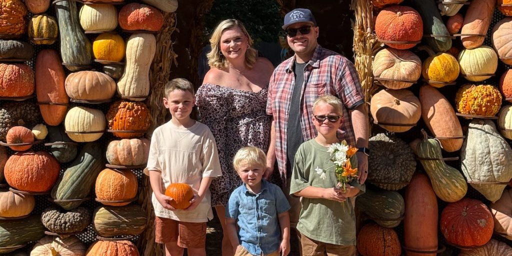 لقد وقعت في حب توأم صديقي. لقد تواعدنا من مسافة بعيدة فقط قبل أن يقترح علي الزواج فقلت “نعم”.