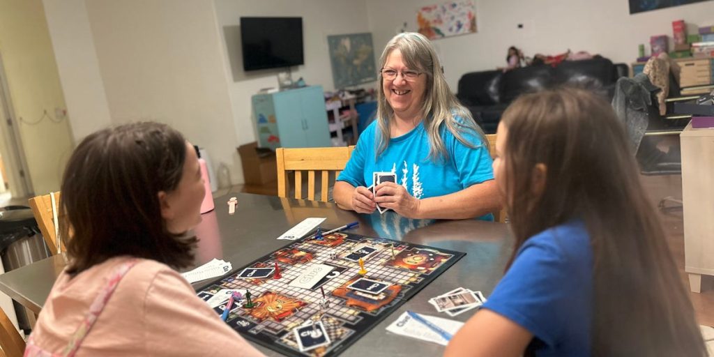 انتقلت والدة الزوج للعيش معنا وتساعد في رعاية الأطفال والأعمال المنزلية.