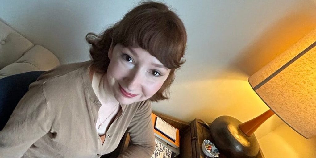 تم فصل موظفة بعد إجازة الأمومة وتضطر لرعاية طفلها في المنزل.