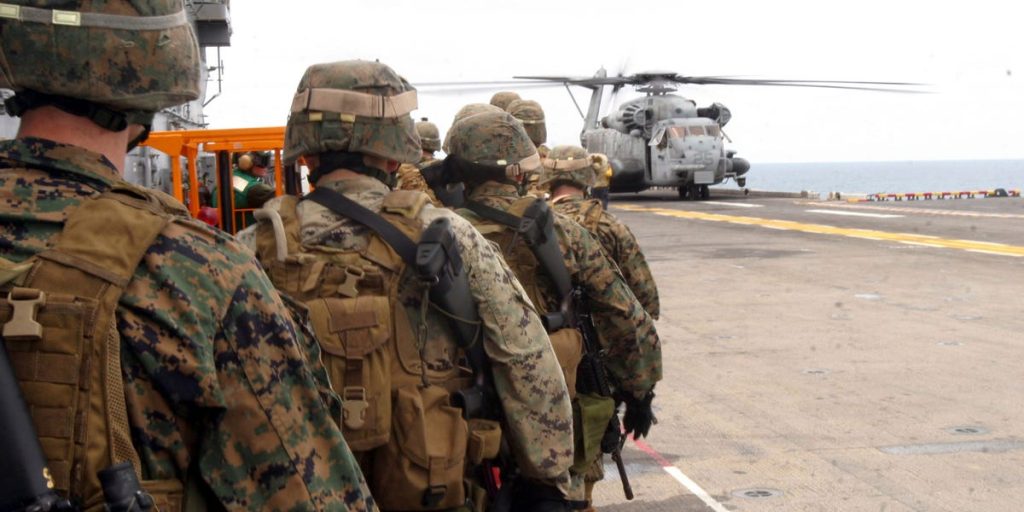 أنا جندي بحرية سافر حول العالم. إنها واحدة من أكثر أجزاء الوظيفة تحديًا، ولكنها أيضًا الأكثر مكافأة.