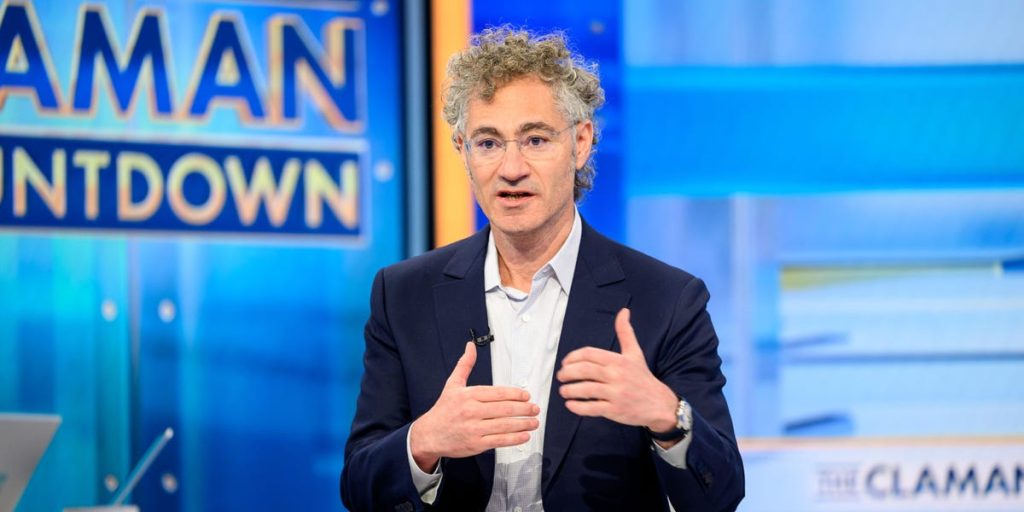 الرئيس التنفيذي لشركة Palantir Alex Karp يصف شركته بأنها الأولى التي كانت “مضادة تمامًا للاستيقاظ”