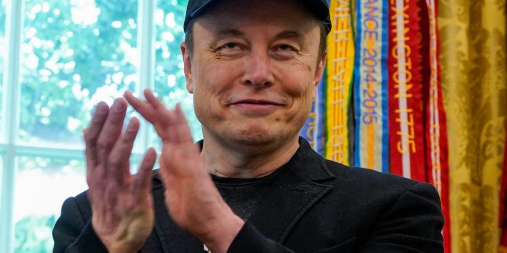 يفكر المساهمون ومستشارو التعويضات في حزمة رواتب Elon Musk البالغة تريليون دولار بعد اجتماع Tesla