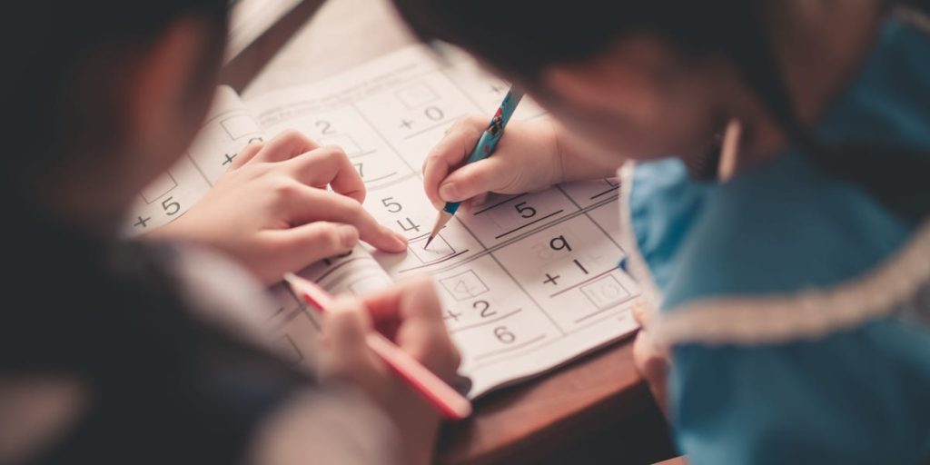 لقد قمت بتبديل المدارس 10 مرات، بين المدرسة المنزلية والعامة والخاصة. لقد شكلت كيف أنا الوالدين.