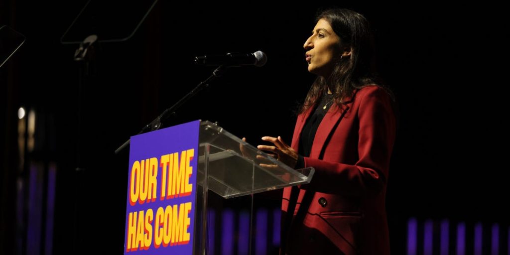 الرئيسة السابقة للجنة التجارة الفيدرالية لينا خان تنضم إلى فريق ممداني الانتقالي، واصفة فوزه بأنه توبيخ لـ “قوة الشركات الضخمة”