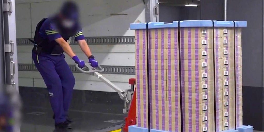 لماذا تقوم إحدى أفقر دول آسيا بتنمية أموال اليابان؟