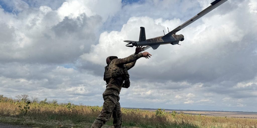 يؤدي ارتفاع عدد الطائرات بدون طيار الأوكرانية والروسية ذات المدى الأطول إلى توسيع “منطقة القتل” في الخطوط الأمامية