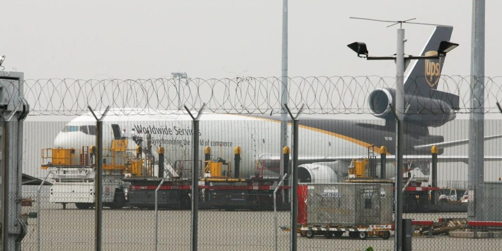 أوقفت شركتا FedEx وUPS أسطولهما من طائرات الشحن MD-11 بعد تحطمها في كنتاكي