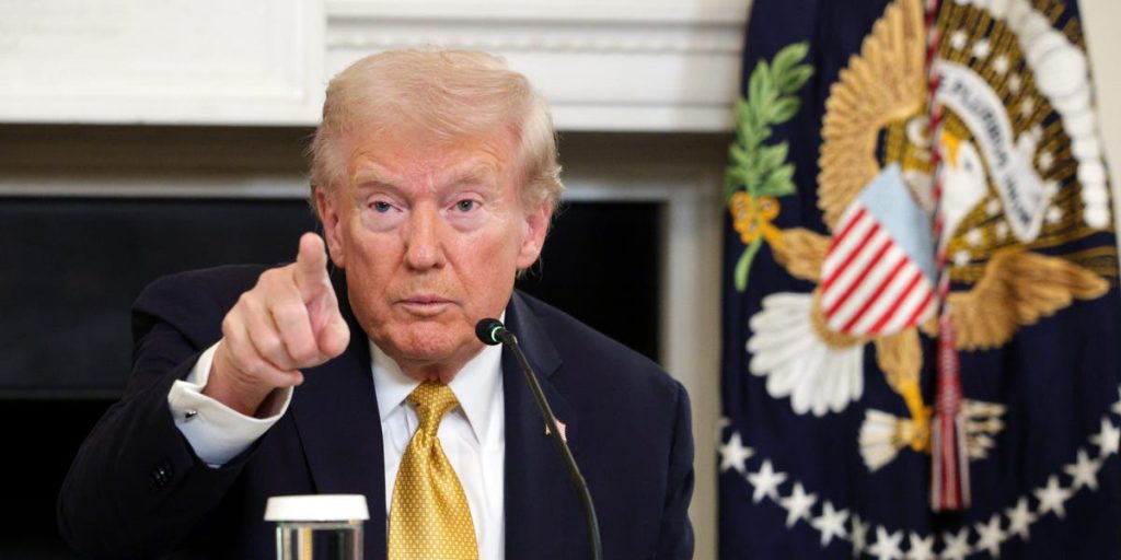 ويقول ترامب إنه سيتم دفع أرباح جمركية بقيمة 2000 دولار على الأقل لمعظم الأمريكيين