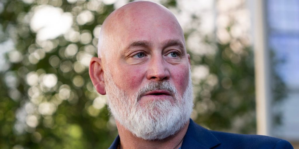 يركب أحد المشرعين الجمهوريين دراجته النارية عائداً إلى واشنطن العاصمة، لأن الرحلات الجوية لا يمكن الاعتماد عليها على الإطلاق