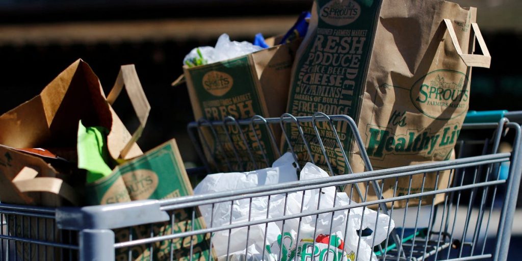 ترامب يمنح إعفاءات جمركية لبضائع مثل القهوة والموز ولحم البقر لخفض أسعار البقالة.