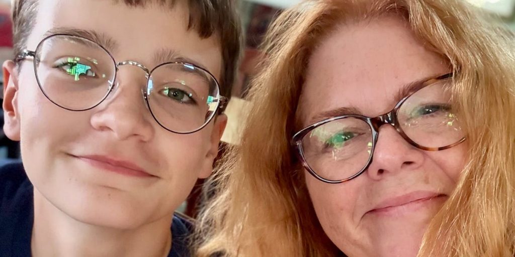 أب يسمح لابنه البالغ 14 عامًا بغياب المدرسة لحضور افتتاح متجر ليغو (Lego).