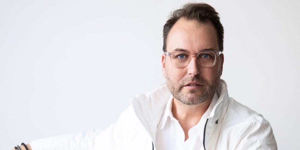 أُقيمت حفلات لمشاهير مثل أريانا غراندي ونيك جوناس، ويتزايد الإقبال على الهولوغرام والمأكولات المحلية.