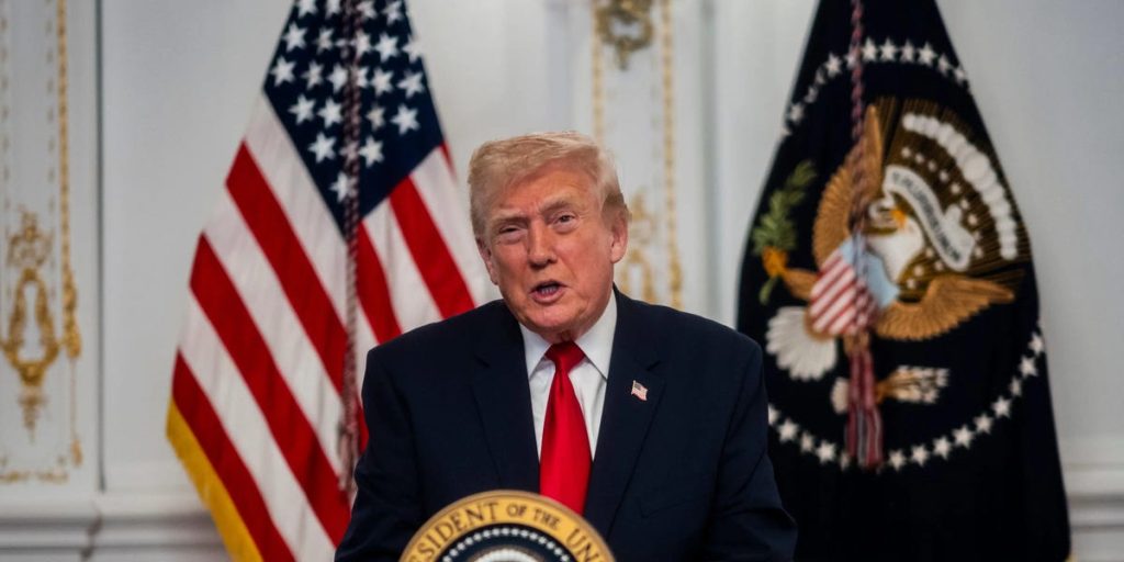 ترامب يحذر شركات الطيران بشأن إغلاق المجال الجوي فوق وحول فنزويلا.