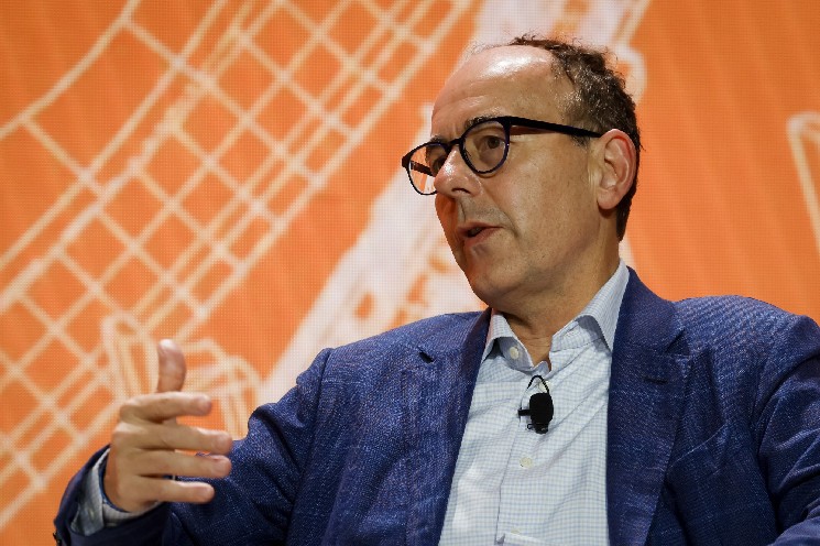 الرئيس التنفيذي لشركة فان إيك يهدد بالانسحاب من بيتكوين ويشير إلى عملة رقمية بديلة.