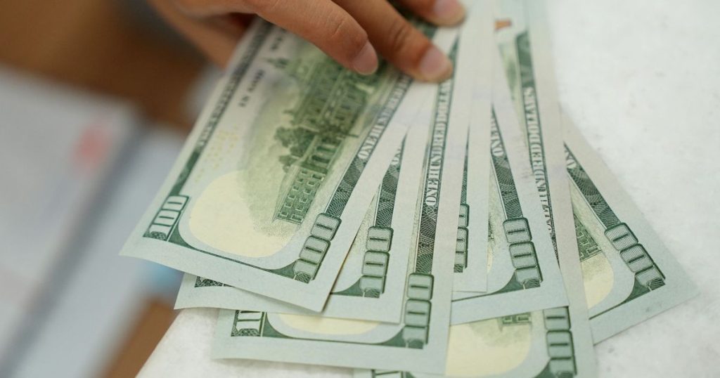 الرهان على الدولار يتجه لتحقيق عوائد تفوق الأسهم العالمي