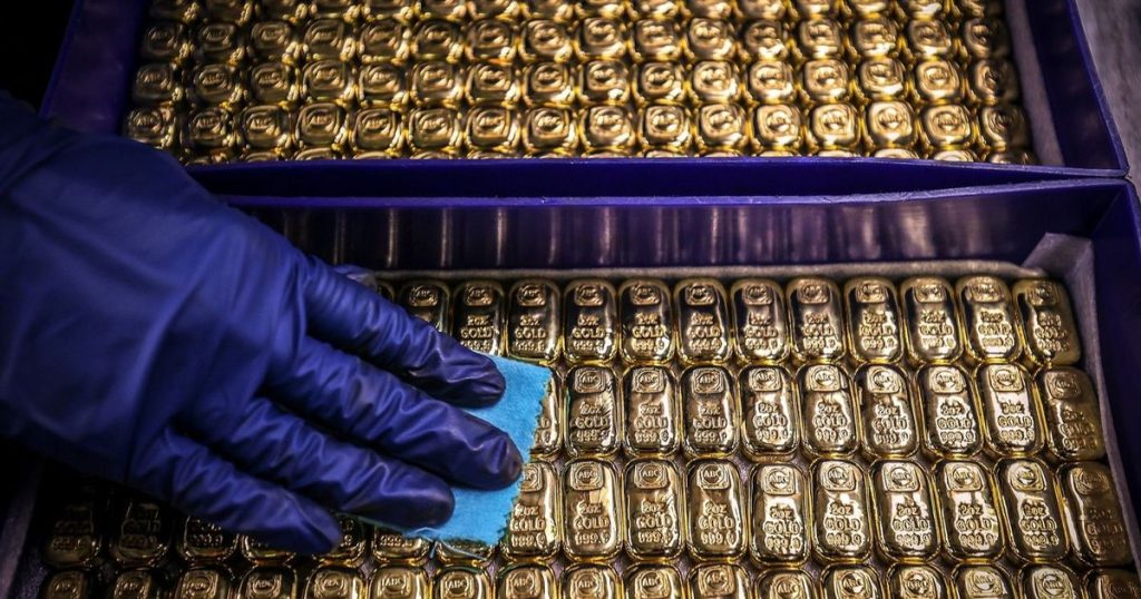 سعر الذهب يهبط مع تقلص رهانات خفض الفائدة وسط غياب البيانات