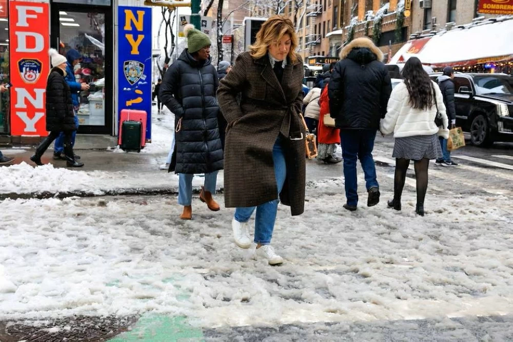 ثلوج تتراكم في شمال شرق أميركا وتوقف آلاف الرحلات الجوية