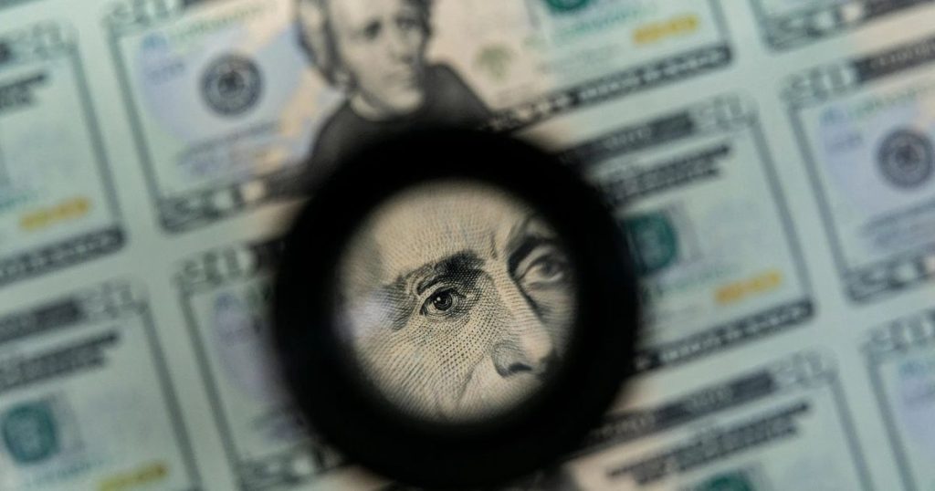 احتمالات رفع الفائدة تعود للواجهة وتهدد توقعات “جيه بي مورغان” بضعف الدولار