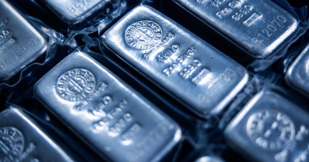 أسعار الفضة تتجاوز 60 دولاراً مع دعم المضاربين للزخم الصعودي