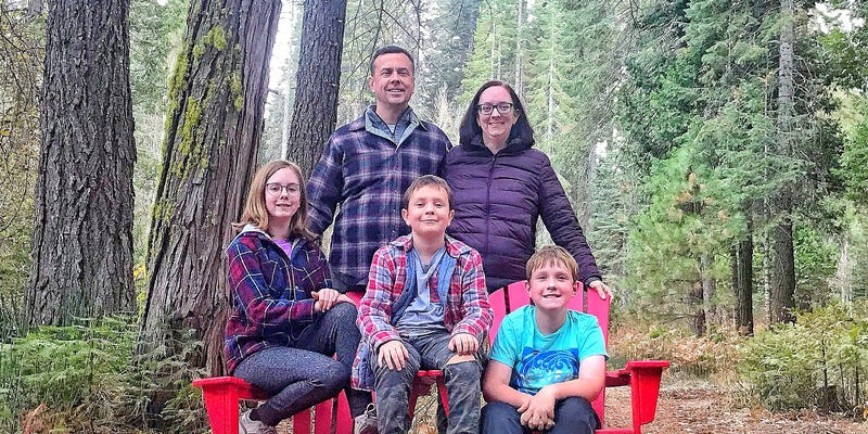 تخلّيتُ عن إرسال بطاقات العيد المثالية، واكتشفتُ المزيد من البهجة في الموسم.