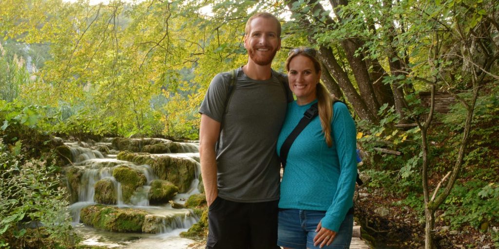 ترك زوجان وظائفهما للسفر بدوام كامل في الثلاثينيات و يواجهان صعوبة في العودة إلى العمل.