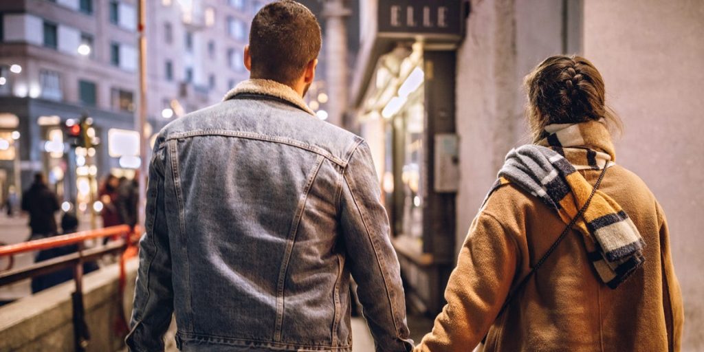 خرج الأهل الجدد في موعدهما الأول مع سهولة أكبر من المتوقع في ترك ابنتهما مع جليسة أطفال.