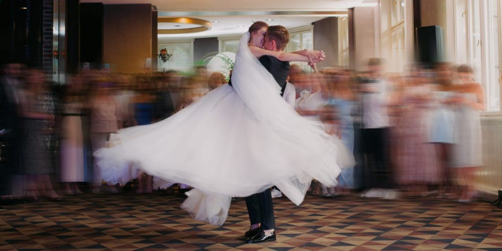 وصلت رسالة من الجدة قبل الزفاف تتضمن نصائح زواج أثارت استياءً ثم تفهماً.