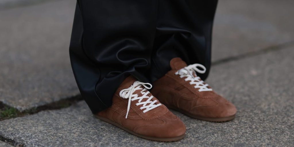 يُحدِّدُ خبراءُ الأزياء 5 اتجاهات أحذية رائجة و4 اتجاهات أخرى خارج الموضة هذا الموسم.