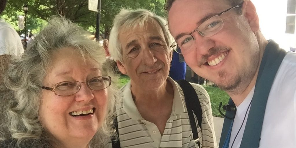 تغلّب شخص على الحزن بعد وفاة والديه بالانغماس في العمل، واضطر لإعادة تعلم التوازن بينهما.