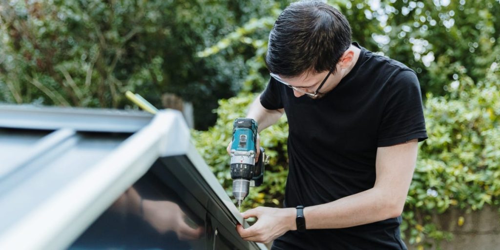 عاش رجل في كوخ أدوات مُحول بعد أزمة 2008، ويدير الآن عدة شركات.