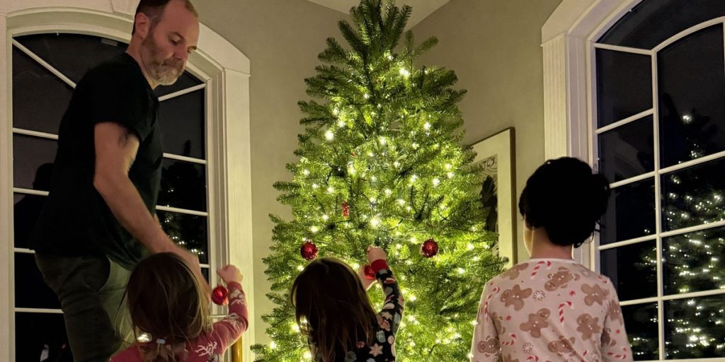 زوجة: زوجي يتولى كامل مسؤولية (أجواء العطلات) بينما أقوم بشراء الهدايا.