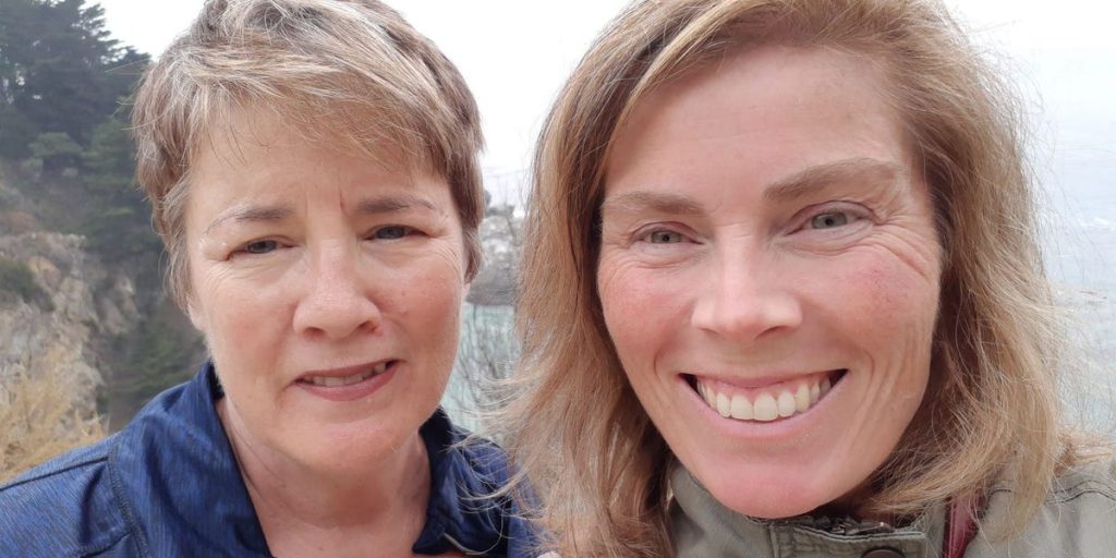 تقضي والدة المتحدث العطلات معه للمرة الأولى منذ سنوات، ويواجه صعوبات مالية وتنظيمية.