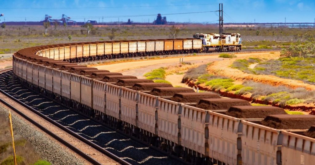 سعر الحديد يتراجع لأدنى مستوى في شهر مع ترقب لسياسات الصين