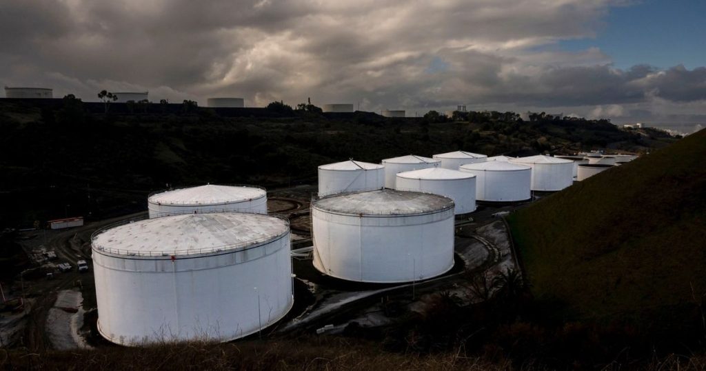 النفط يستقر بعد انخفاض تحت ضغط من زيادة الإمدادات