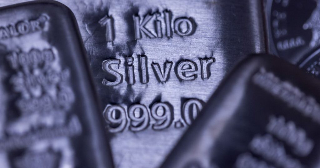 لماذا ارتفع سعر الفضة أكثر من سعر الذهب؟