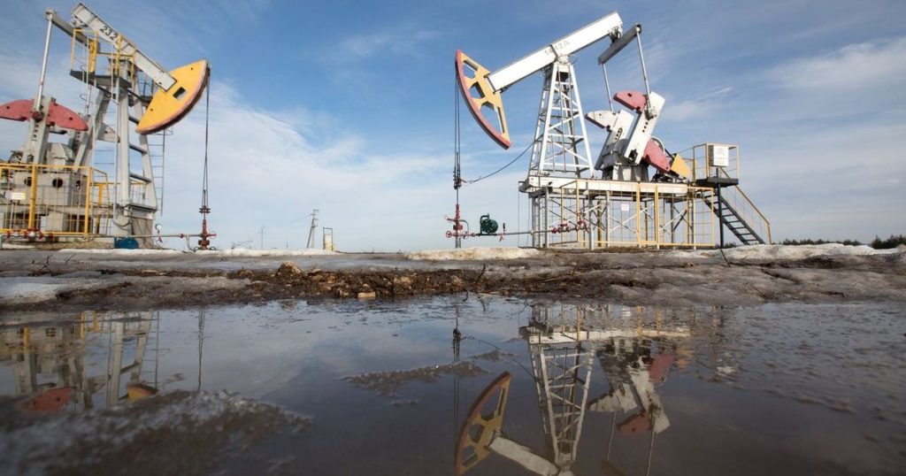 النفط يهبط لأدنى مستوياته منذ أكتوبر وسط ضغوط الأسهم