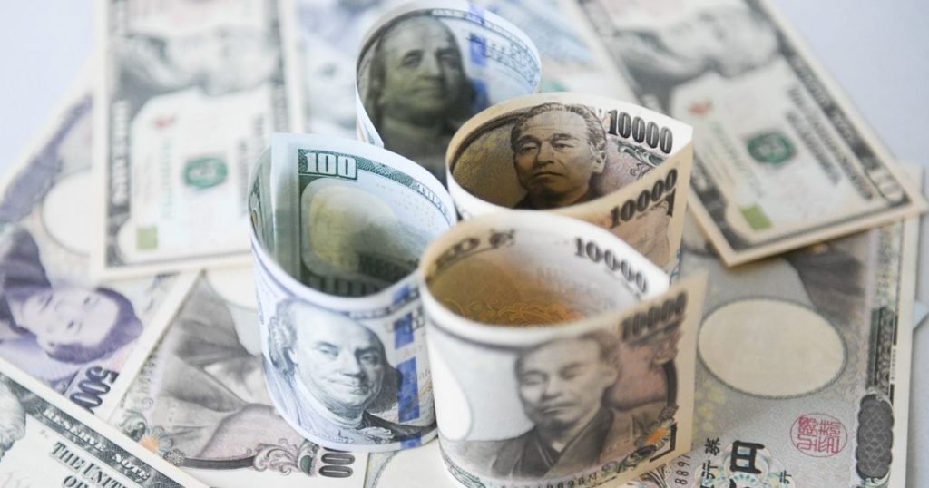 توقعات بارتفاع الين 10% أمام الدولار حال خفض الفائدة الأميركية