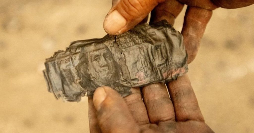 بلومبرغ إيكونوميكس: عصر هيمنة الدولار يقترب من نهايته